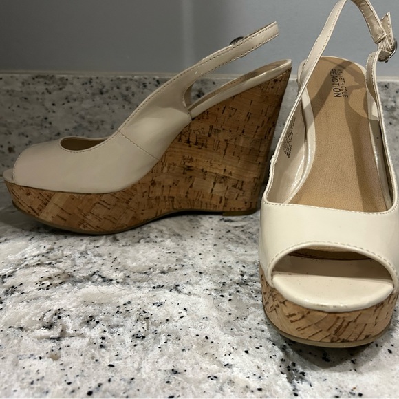 Reaction by Kenneth Cole Platform Cork Wedge Sandal Beige Size 9m - Picture 2 of 5